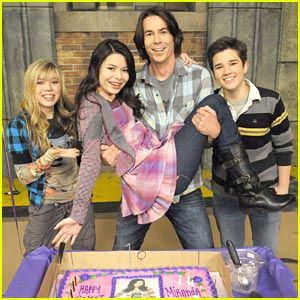 miranda-cosgrove-icarly-cake.jpg