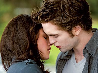 new-moon-stills-from-ew-twilight-series-6344543-400-300.jpg